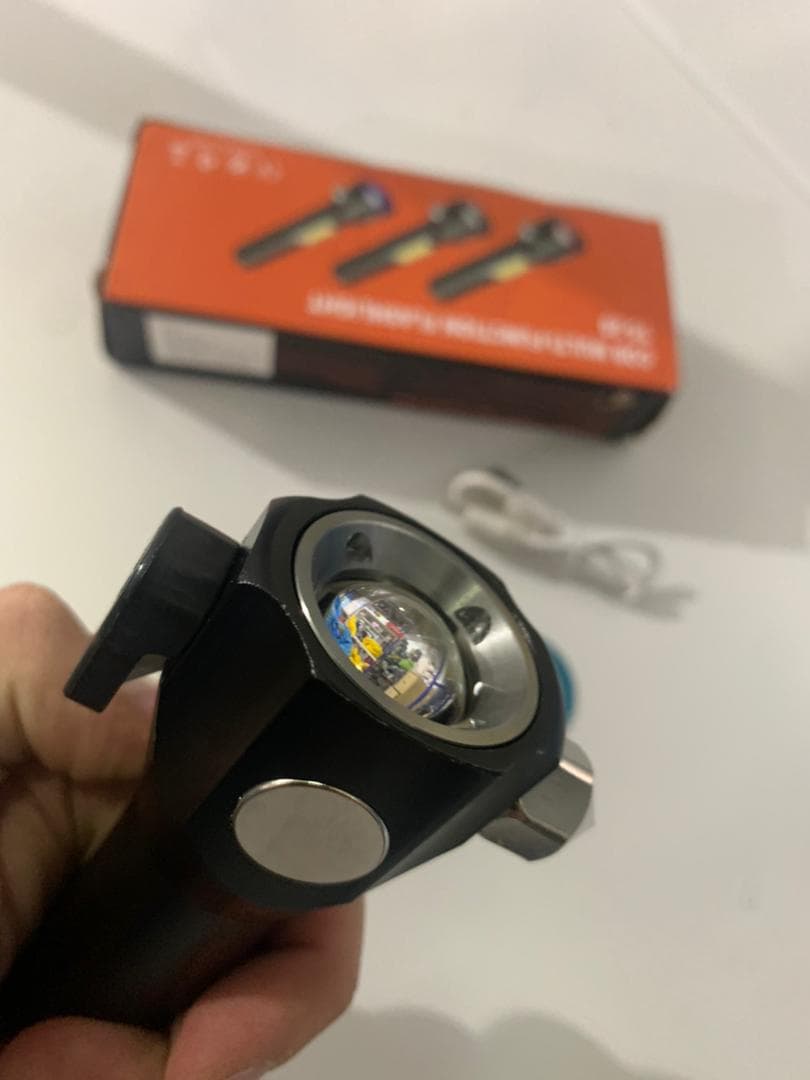 Lampe de poche rechargeable à LED avec brise vitre intégré - 300 Lumens