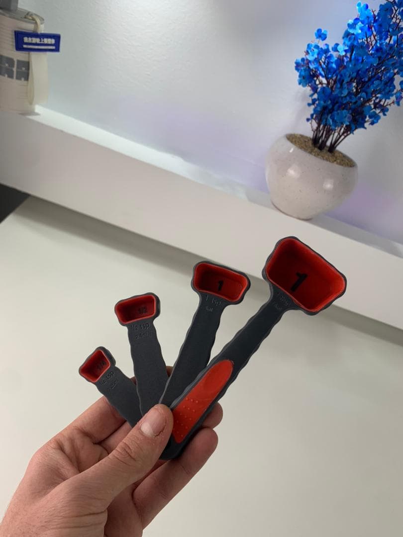 Ouvre-boîte Multifonction 4 en 1 et Cuillères à Mesurer Pliables en Silicone -  فتاحة العلب متعددة الوظائف و ملاعق قياس قابلة للطي