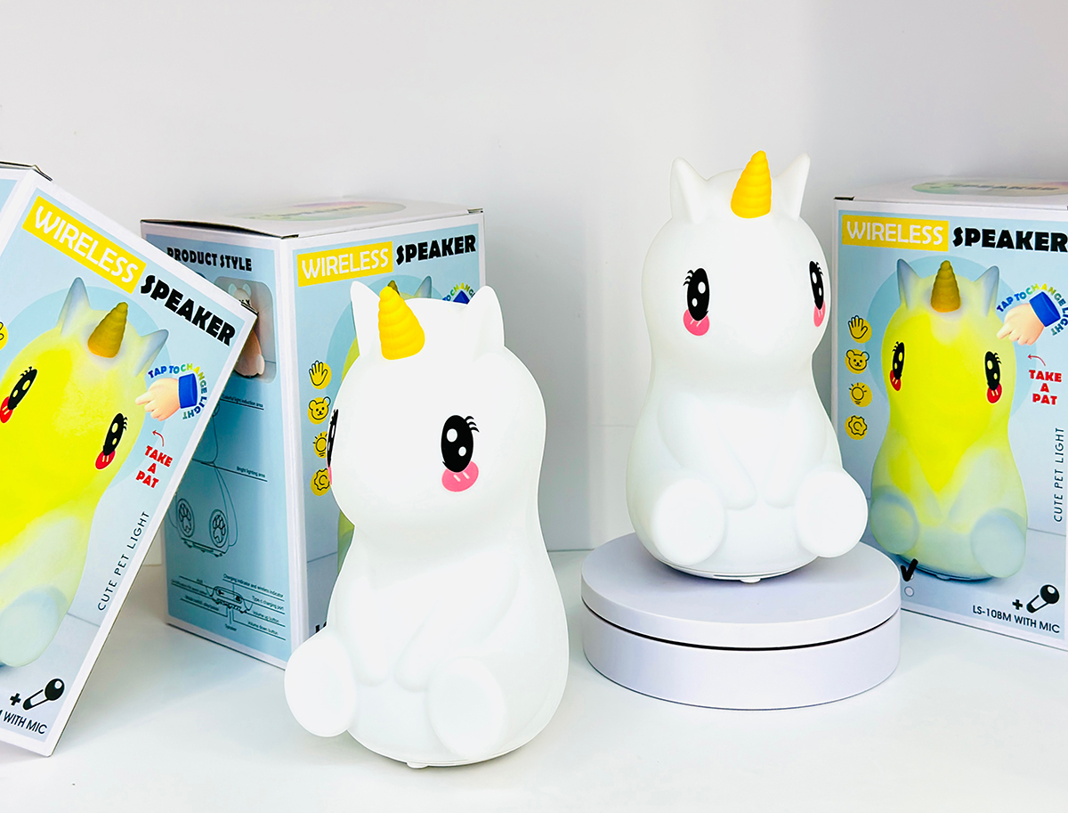 1774787630225_25jlitot_h1a254f51e8fb45949a90dba54fea704ft Haut-parleur sans fil de dessin animé licorne avec microphone karaoké LS-10BM - مكبر صوت مع ميكروفون لاسلكي مدمج - الصورة 1